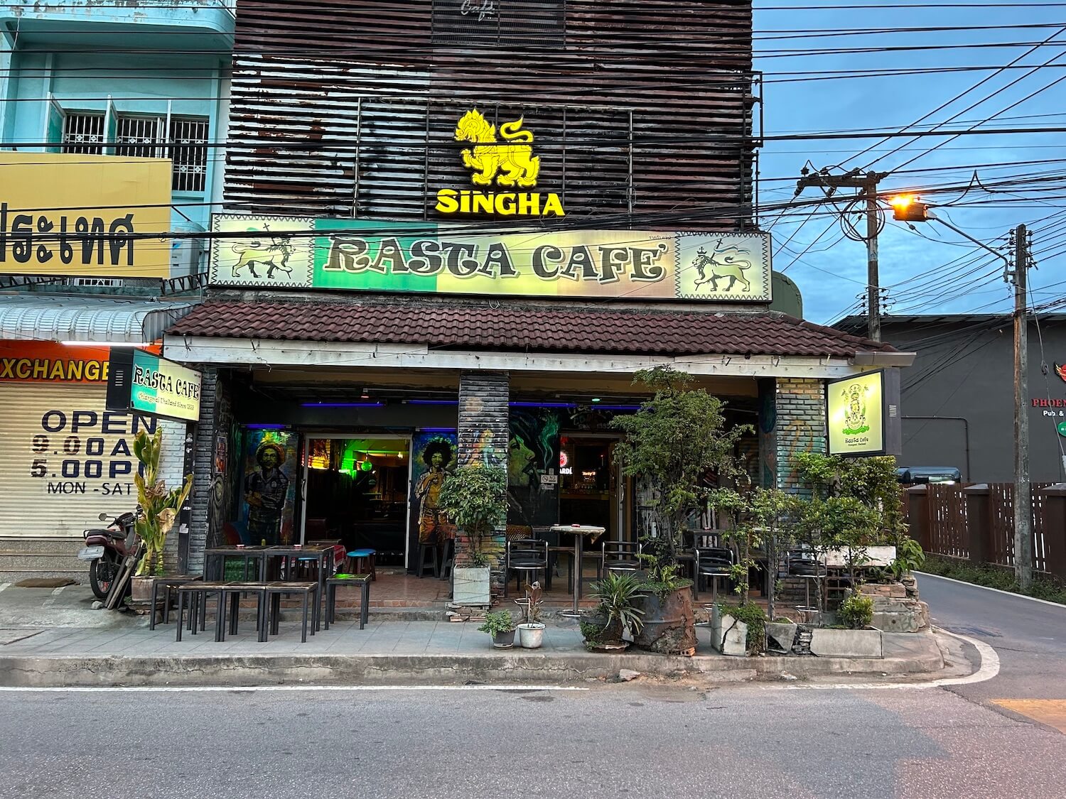 Rasta Cafe [欧米人が多め。ガヤガヤしている。ボブ・マーリー系]